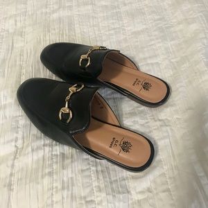 Pointed flat mule shoes